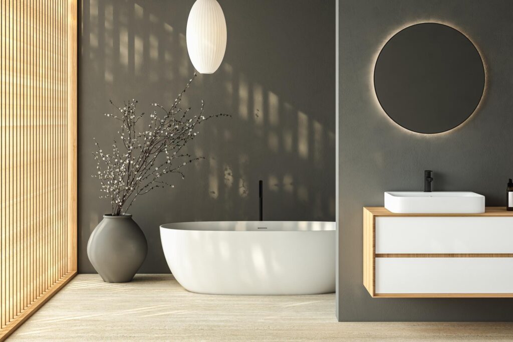 Letisztult fürdőszoba szabadon álló káddal.